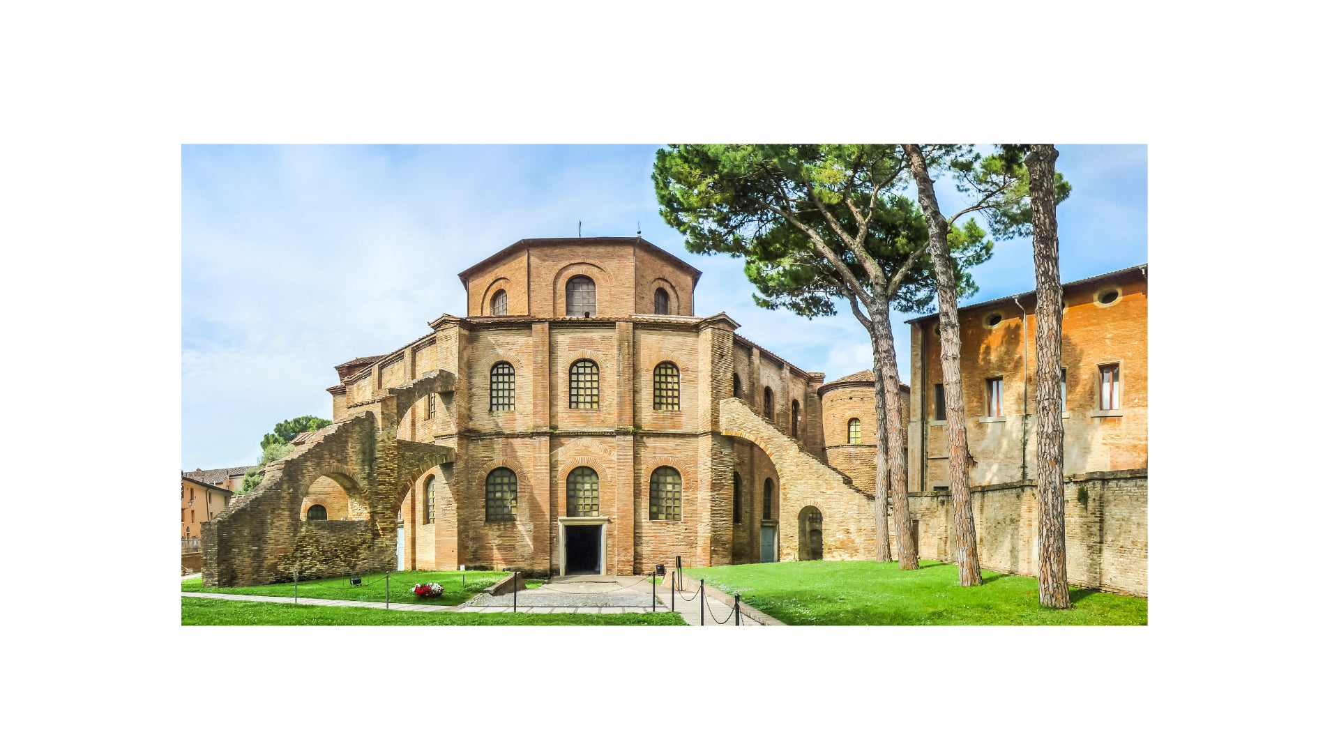 Facciata della Basilica di San Vitale a Ravenna, capolavoro dell’arte bizantina e fonte d’ispirazione per l’identità visiva di Gin Vitale.