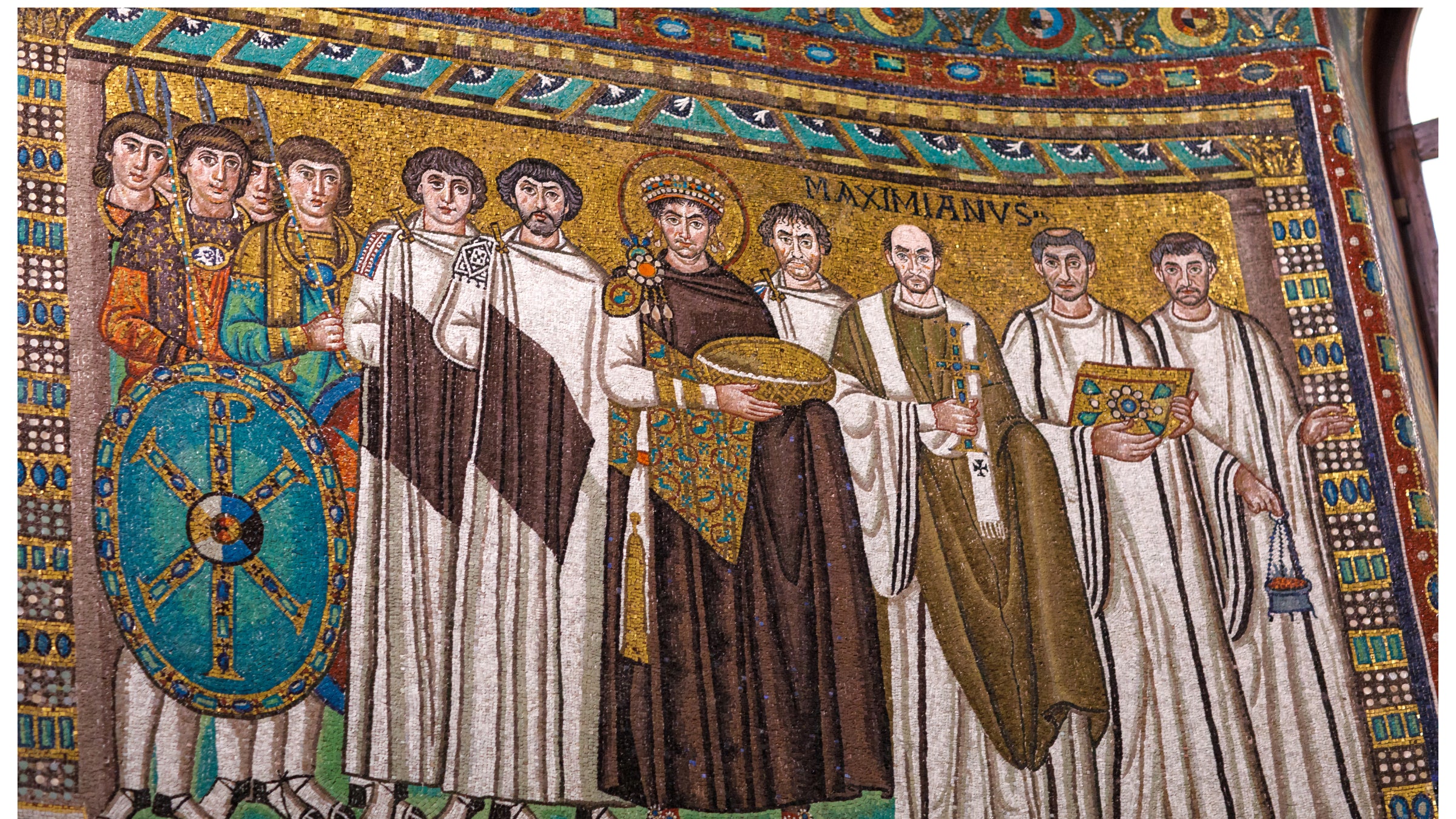 Mosaico bizantino dell'imperatore Giustiniano nella Basilica di San Vitale a Ravenna, simbolo di eleganza e maestosità che ispira il design del Gin Vitale.