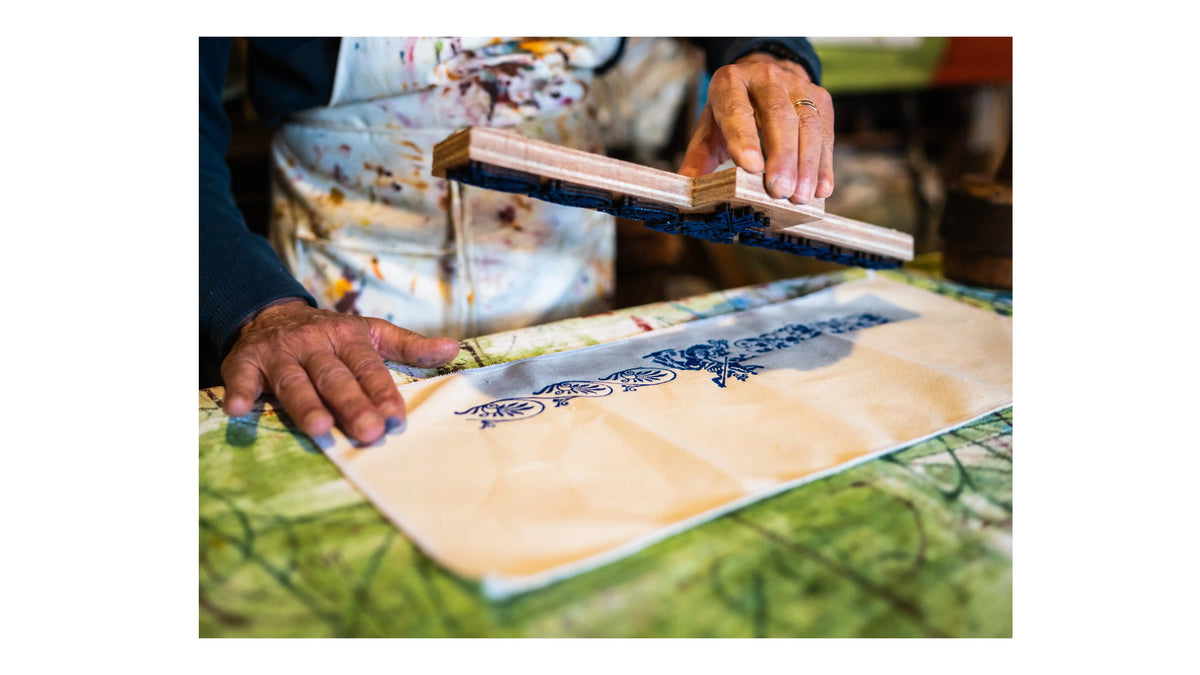 Artigiano della Stamperia Pascucci mentre stampa a mano su tela di cotone gli astucci personalizzati di Gin Vitale, secondo l’antica tecnica romagnola del torchio a mano
