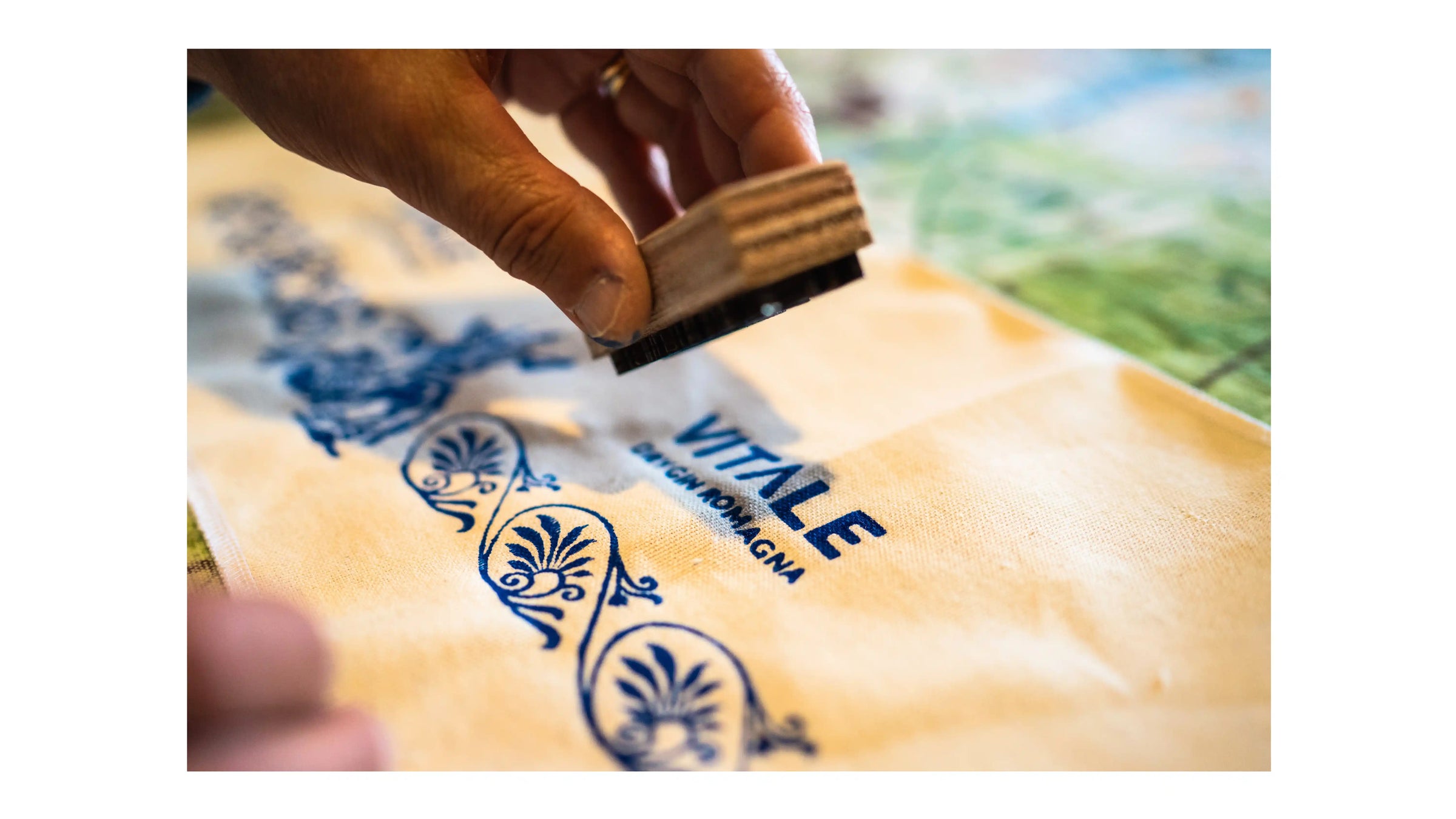 Artigiano della Stamperia Pascucci mentre stampa a mano su tela di cotone gli astucci personalizzati di Gin Vitale, secondo l’antica tecnica romagnola del torchio a mano.